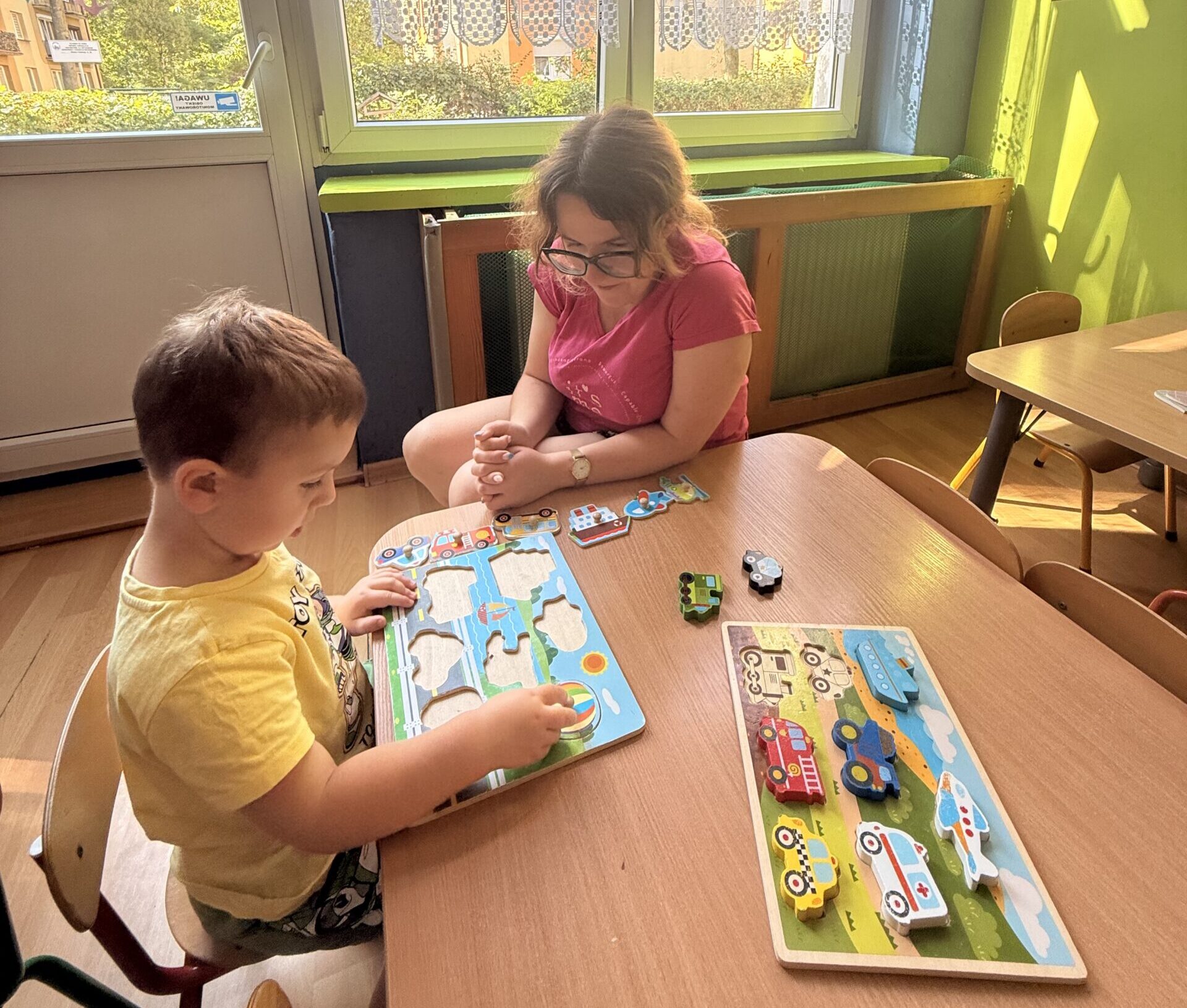 Opiekunka podczas zabawy z maluchem