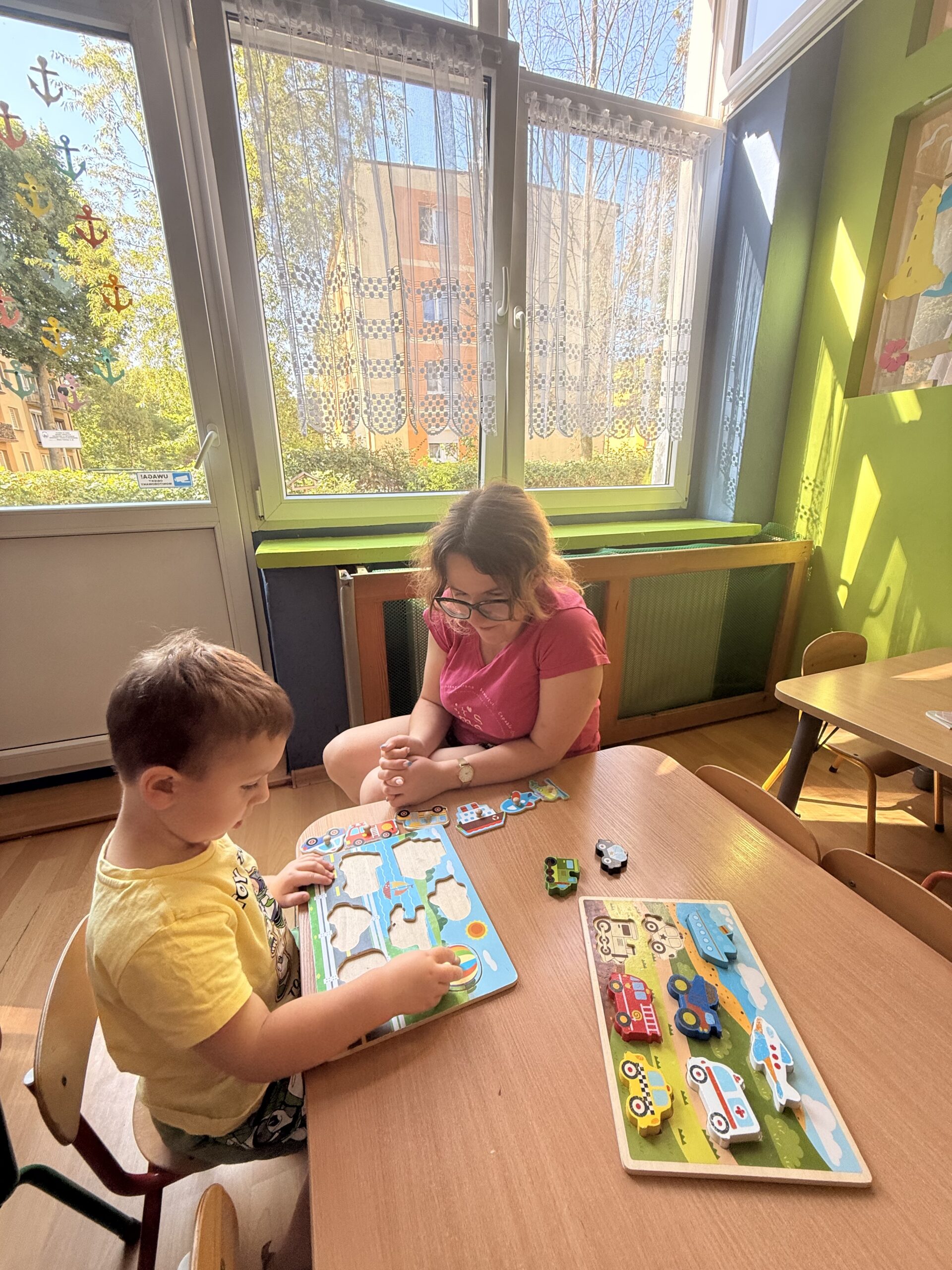 Opiekunka prowadząca zajęcia z dziećmi